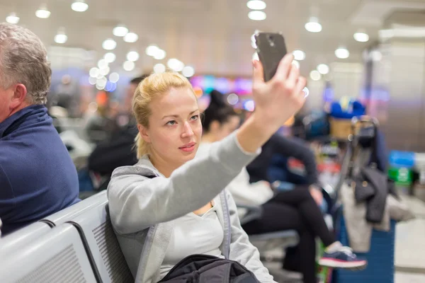 Kvinnliga resenären att selfie på flygplats. — Stockfoto