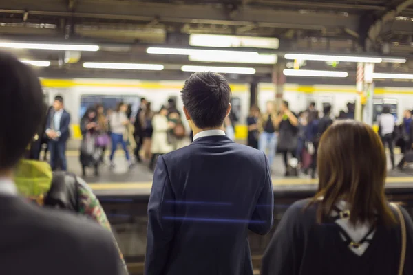 Tokyo metro ile seyahat yolcu. — Stok fotoğraf