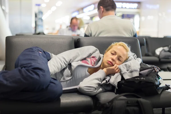 Zmęczony podróżny kobiece, spanie na lotnisku. — Zdjęcie stockowe