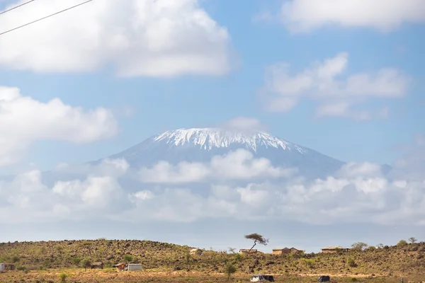 Kilimanjaro med utsikt över afrikanska savannen. — Stockfoto