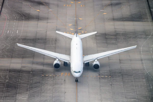 Avión en una pista . — Foto de Stock