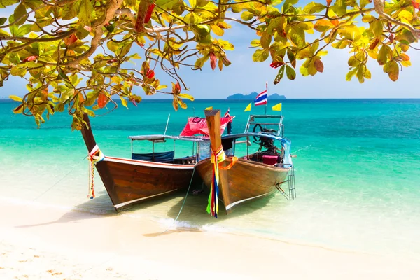 Barche di legno su una spiaggia tropicale . — Foto Stock