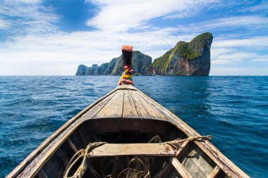 Phi Phi Island, Tayland tarihinde ahşap tekne.