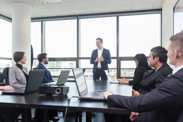 Reunião de escritório da equipe de negócios corporativa. — Fotografia de Stock