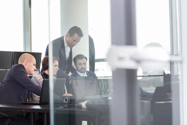 Equipe de negócios trabalhando em escritório corporativo. — Fotografia de Stock