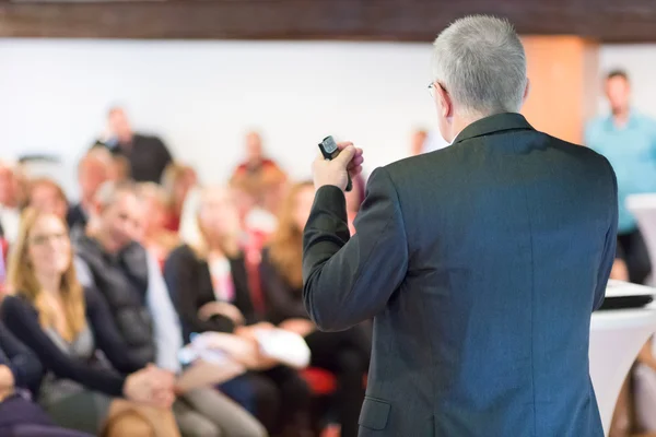 Homme d'affaires faisant une présentation d'entreprise . — Photo