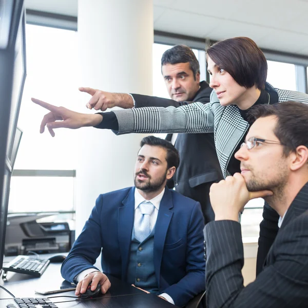 Equipe de negócios trabalhando em escritório corporativo. — Fotografia de Stock