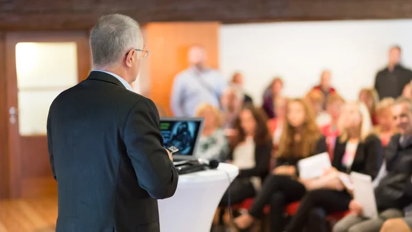 Conférencier à la conférence d'affaires et présentation. — Photo