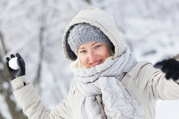 Meisje snowball vechten in de winter. — Stockfoto