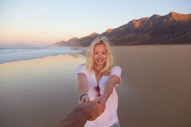 Kumsalda Romantik Çift ellerimi.