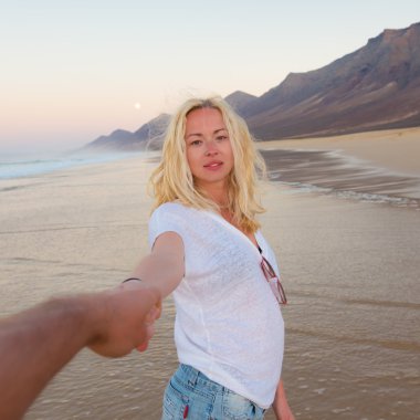 Kumsalda Romantik Çift ellerimi.