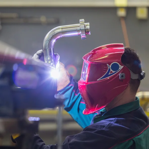 Industrial worker welding in metal factory. — Stock Photo, Image