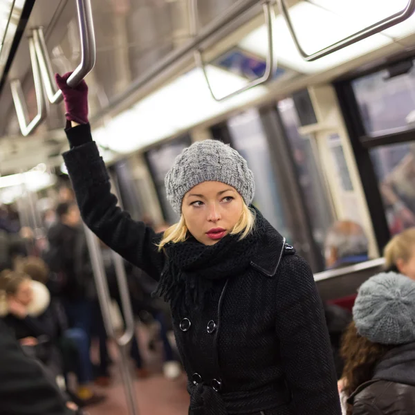 지하철을 타는 여자. — 스톡 사진