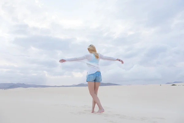 Femme insouciante jouissant de la liberté sur la plage . — Photo