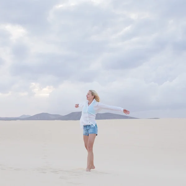 Mulher despreocupada desfrutando de liberdade na praia . — Fotografia de Stock