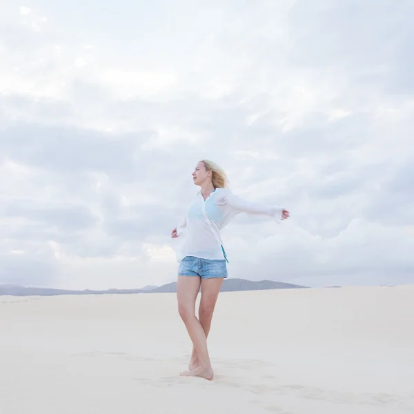 Carefree woman enjoying freedom on beach. — Stock Photo, Image