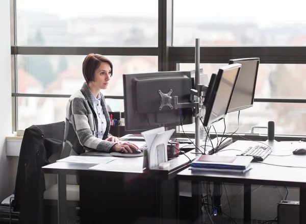 Mulher de negócios trabalhando em escritório corporativo. — Fotografia de Stock