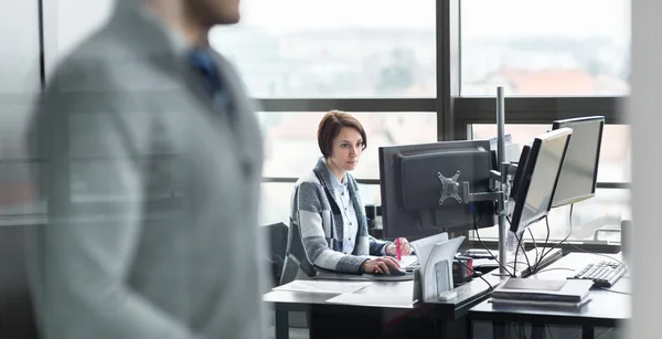 Assistant personnel travaillant dans le bureau de l'entreprise. — Photo