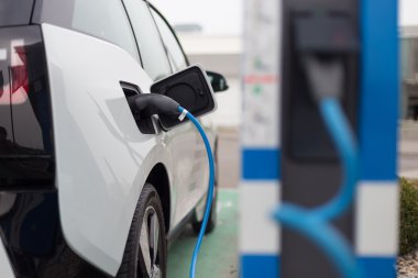 Elektrikli Araç Sorumlu İstasyonda.