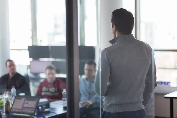 Geschäftspräsentation auf Unternehmenstreffen. — Stockfoto