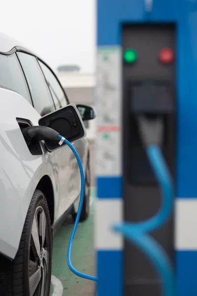 Coche eléctrico en la estación de carga . —  Fotos de Stock