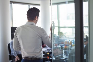 İşletme takım lideri ofiste sunum yapacak..