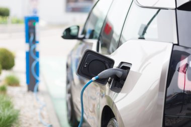 Elektrikli Araç Sorumlu İstasyonda.