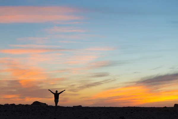 Mujer disfrutando de la libertad al atardecer . —  Fotos de Stock