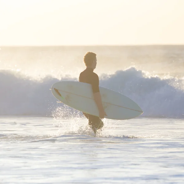 Surfer am Strand mit Surfbrett. — Stockfoto