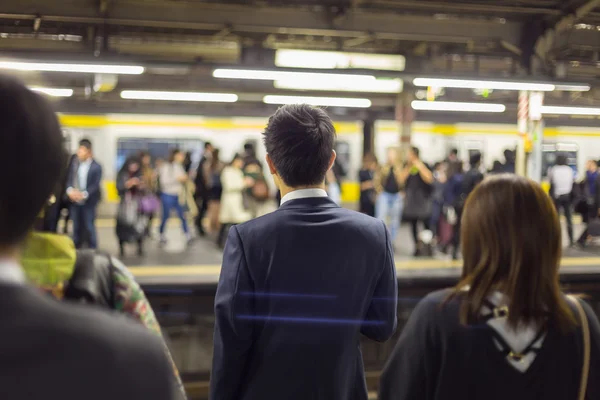 Pasajeros que viajan en metro de Tokio . — Foto de Stock