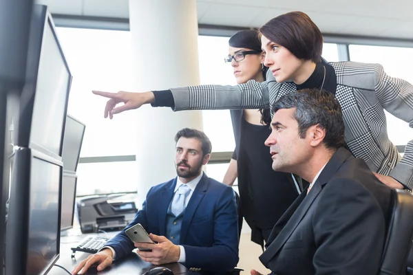 Equipe de negócios trabalhando em escritório corporativo. — Fotografia de Stock