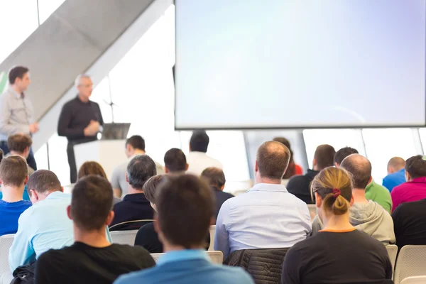 Manlig speeker att hålla tal vid offentliga evenemang. — Stockfoto