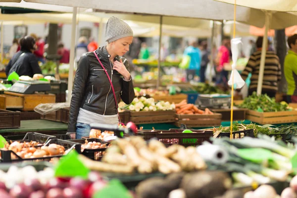 Mulher comprando vegetais no mercado local de alimentos . — Fotografia de Stock