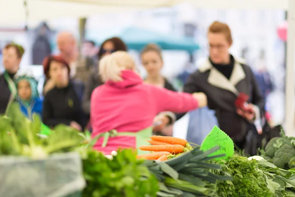 Gente comprando verduras en el mercado local de alimentos . —  Fotos de Stock