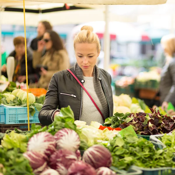 Növényeket vásárló nő a helyi élelmiszerpiacon. — Stock Fotó