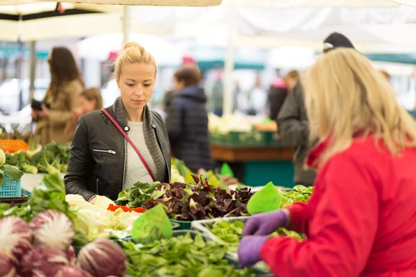현지 식품 시장에서 야채를 사는 여자들. — 스톡 사진