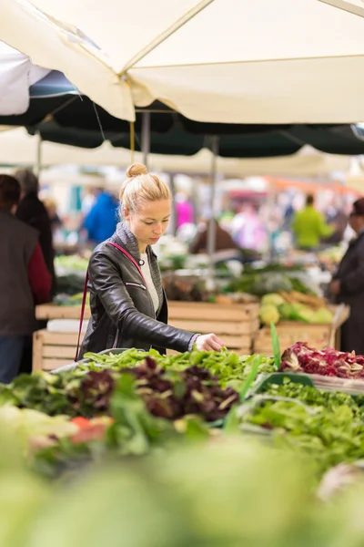 地元の食品市場で野菜を買う女性. — ストック写真