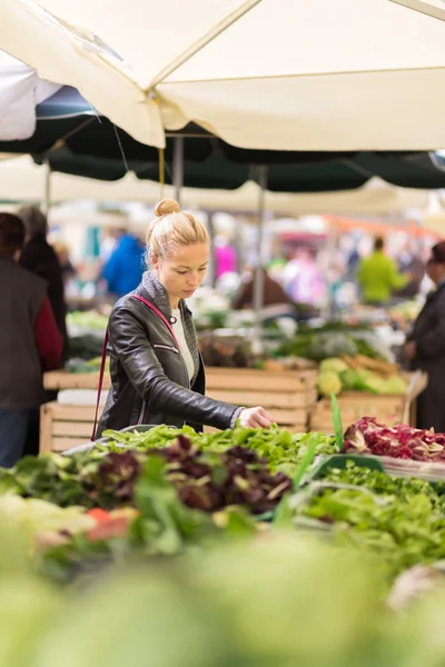 Donna che acquista verdura al mercato alimentare locale . — Foto Stock