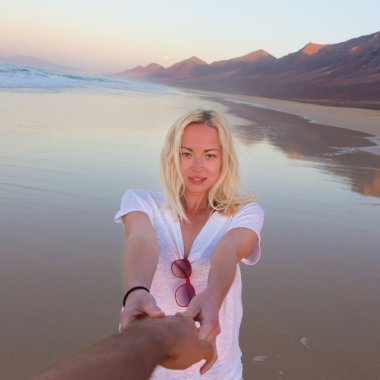 Romantik Çift sahilde eğleniyor.