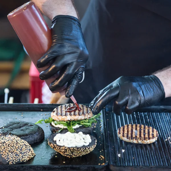 Яловичі гамбургери готові подавати до столу для їжі . — стокове фото