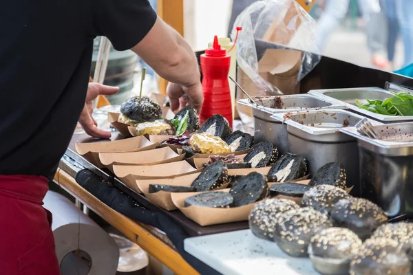 Burgers ready to serve on food stall. — Stock Photo, Image