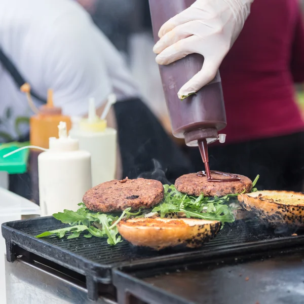 Rundvlees hamburgers klaar om te serveren op eten kraam. — Stockfoto