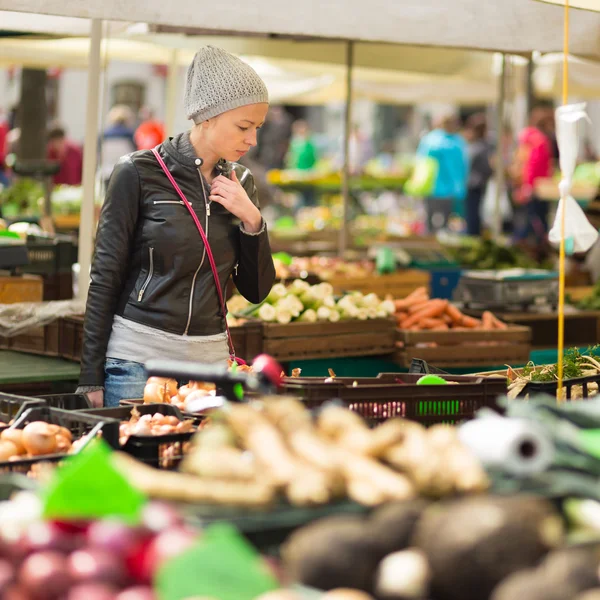 Növényeket vásárló nő a helyi élelmiszerpiacon. — Stock Fotó