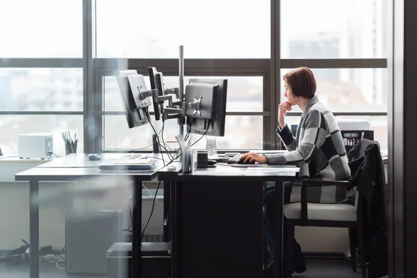 Zakelijke vrouw werkt in het hoofdkantoor. — Stockfoto