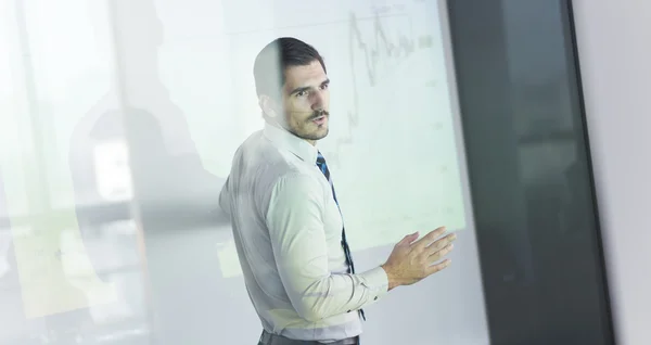 Geschäftspräsentation auf Unternehmenstreffen. — Stockfoto