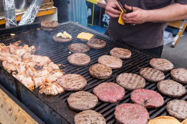 Gıda durak üzerinde ızgara sığır eti hamburger ızgara.