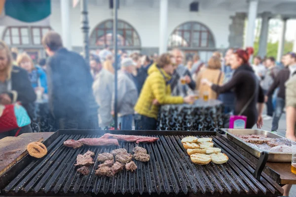 Hamburguesas de carne a la parrilla en el puesto de comida . —  Fotos de Stock