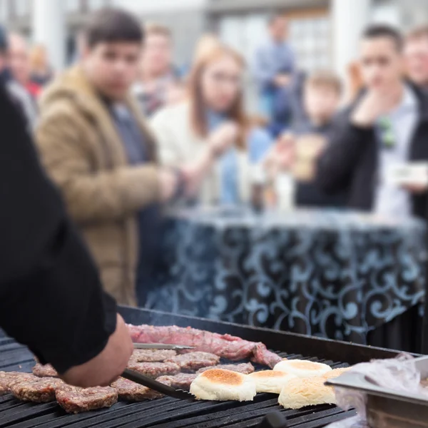 Hamburguesas de carne a la parrilla en el puesto de comida . —  Fotos de Stock