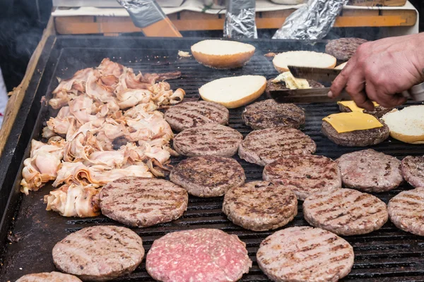 Hamburguesas de carne a la parrilla en el puesto de comida . —  Fotos de Stock