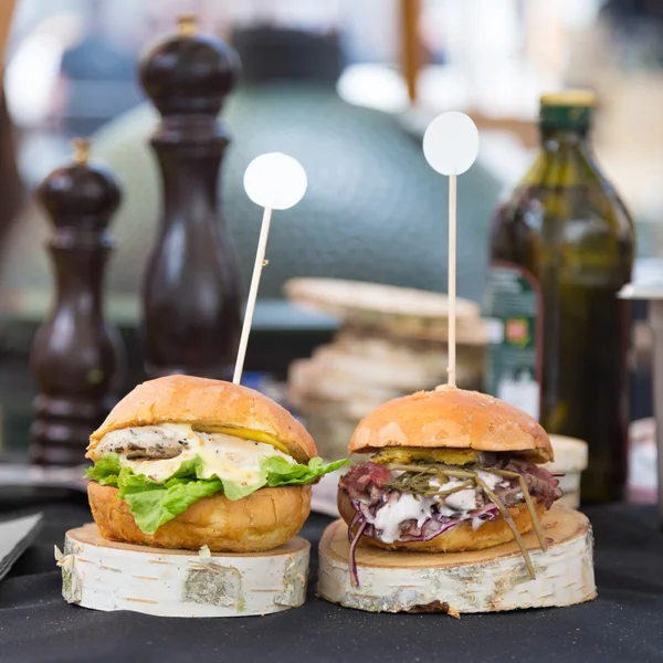 Hamburger di manzo serviti su bancarella di cibo di strada — Foto Stock